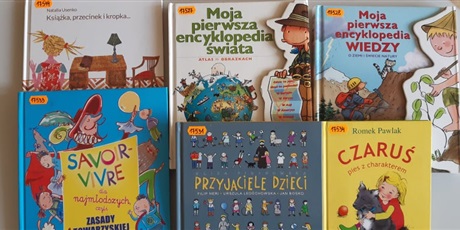 Powiększ grafikę: Zdjęcie przedstawia książki: "Książka, przecinek i kropka", "Moja pierwsza encyklopedia świata", "Moja pierwsza encyklopedia wiedzy", "Savoir-vivre dla najmłodszych", "Przyjaciele dzieci", "Czaruś, pi
